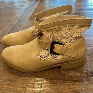 Charles Albert women’s booty boot Cream Lace Size 8